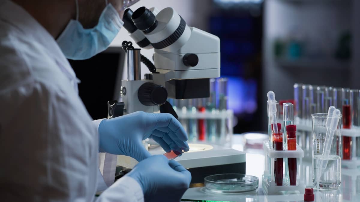 medic in laborator de analize medicale